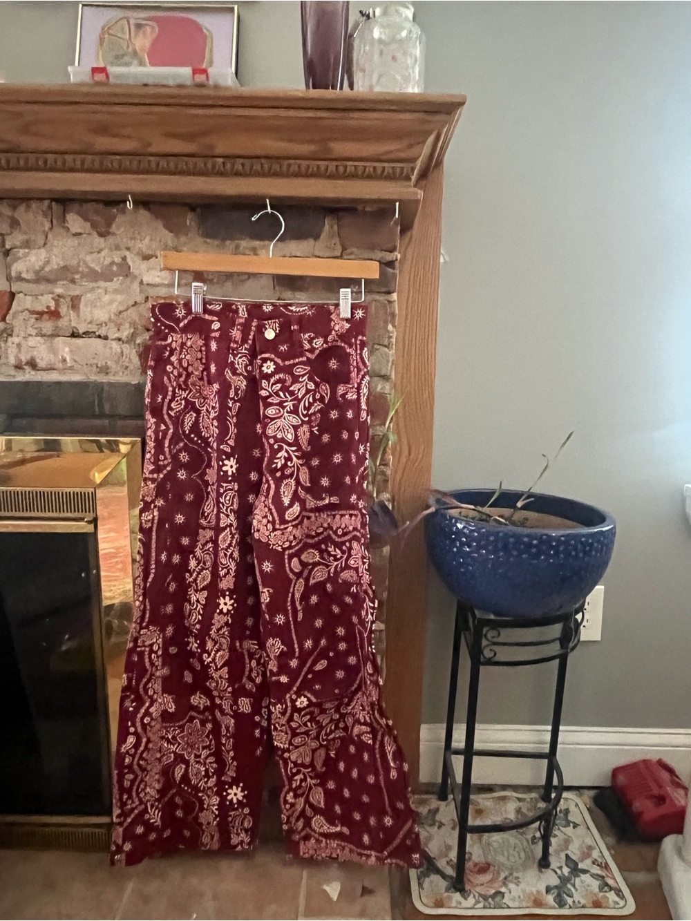 Women’s Wide-Leg Paisley pants in Burgundy